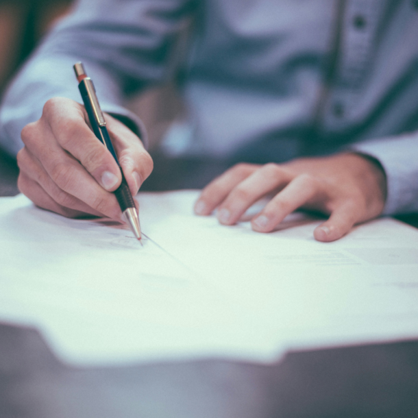 En person som skriver på papper