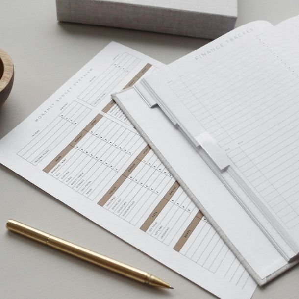 Papper med testplaner på ett bord